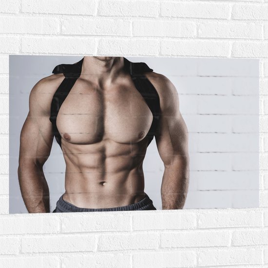 Muursticker - Bodybuilder Lichaam van Man tegen Witte Achtergrond - 90x60 cm Foto op Muursticker