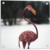 Tuinposter – Sierlijk Flamingo beeld in Winters Landschap - 50x50 cm Foto op Tuinposter (wanddecoratie voor buiten en binnen)