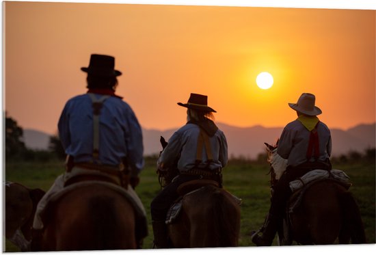 Acrylglas - Achteraanzicht van Drie Cowboys op Paarden tijdens Felle Zonsondergang - 105x70 cm Foto op Acrylglas (Met Ophangsysteem)