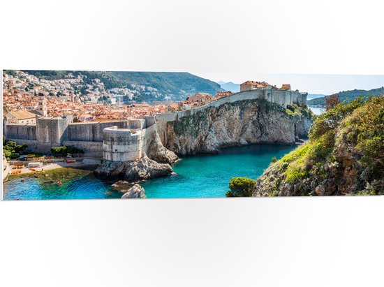 PVC Schuimplaat- Baai bij Rotsen op Zomerse Dag in Dubrovnik, Kroatië - 120x40 cm Foto op PVC Schuimplaat