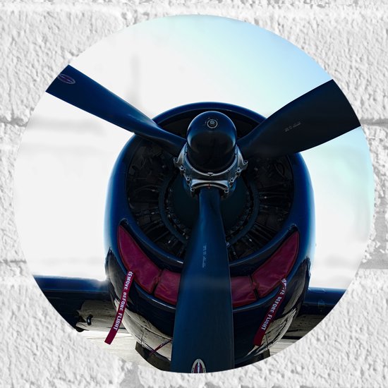 WallClassics - Muursticker Cirkel - Zwarte Motor van een Vliegtuig - 20x20 cm Foto op Muursticker