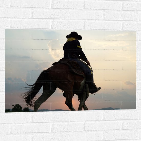 Muursticker - Cowboy op Paard bij Zonsondergang - 90x60 cm Foto op Muursticker