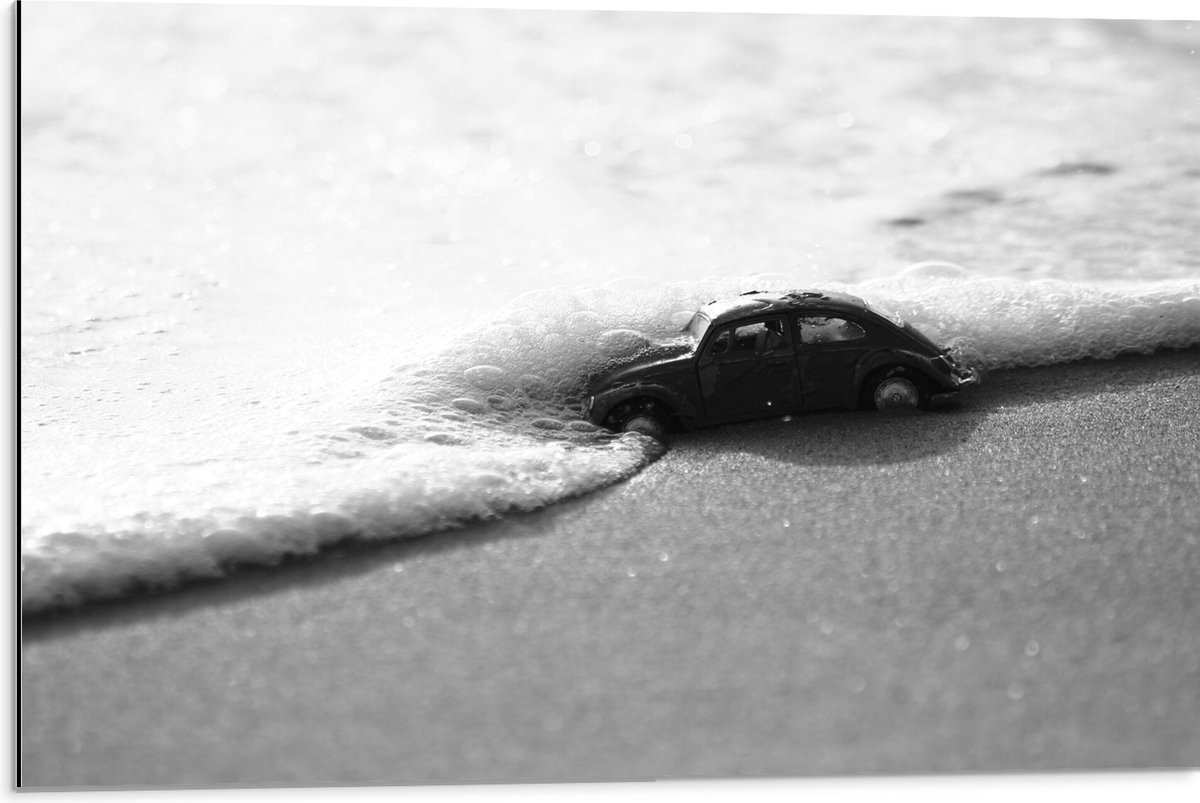 Dibond - Speelgoed Auto in de Zee in het Zwart/Wit - 75x50 cm Foto op Aluminium (Met Ophangsysteem)