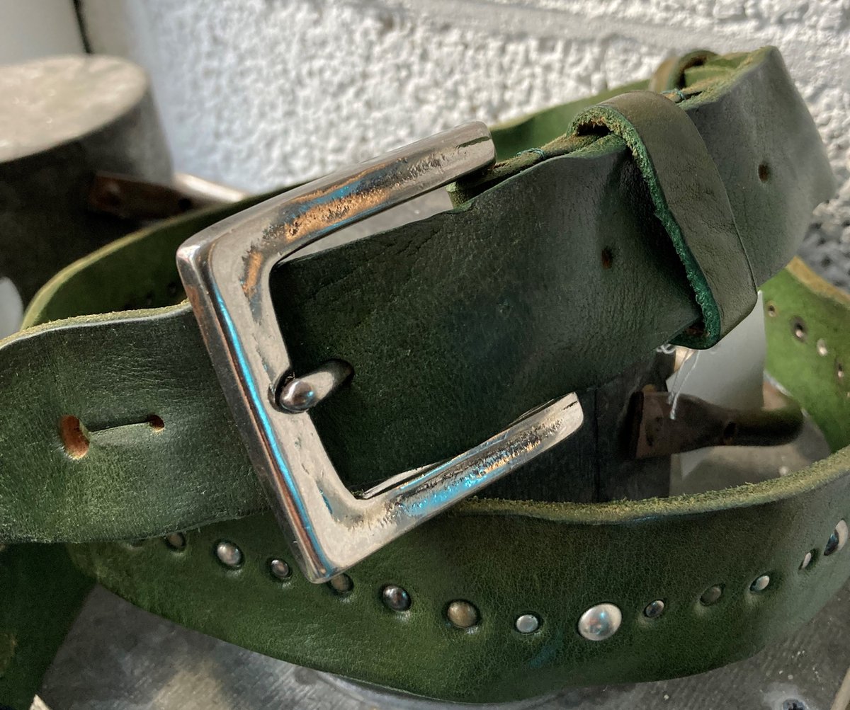 KAMINARI Guitars Studded Leather Strap Donkergroen