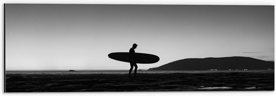 Dibond - Surfer op het Strand - Zwart/Wit - 60x20 cm Foto op Aluminium (Met Ophangsysteem)