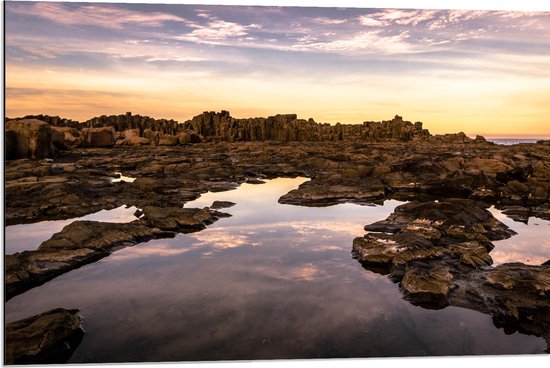 WallClassics - Dibond - Opkomend Water in Rotslandschap - 90x60 cm Foto op Aluminium (Wanddecoratie van metaal)