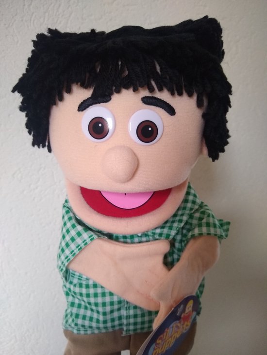 Handpop Kennie met zwarte haren, groene geruite blouse en beige broek. "Silly Puppets" logo zichtbaar.