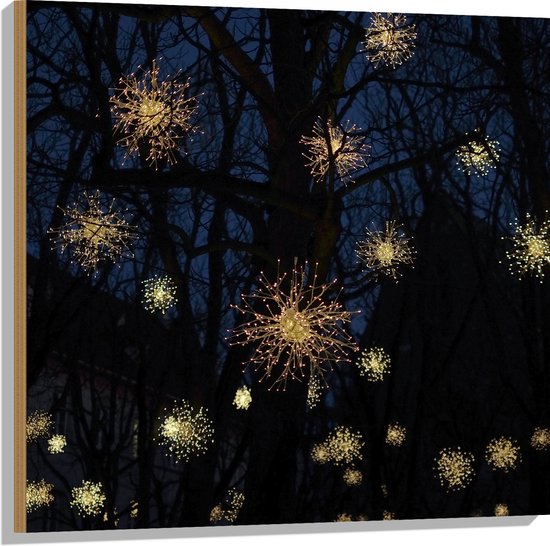 WallClassics - Hout - Lichtfonkels door Boom in de Nacht - 80x80 cm - 9 mm dik - Foto op Hout (Met Ophangsysteem)