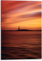 WallClassics - Dibond - Vrijheidsbeeld in New York van Ver met Zonsondergang - 40x60 cm Foto op Aluminium (Wanddecoratie van metaal)