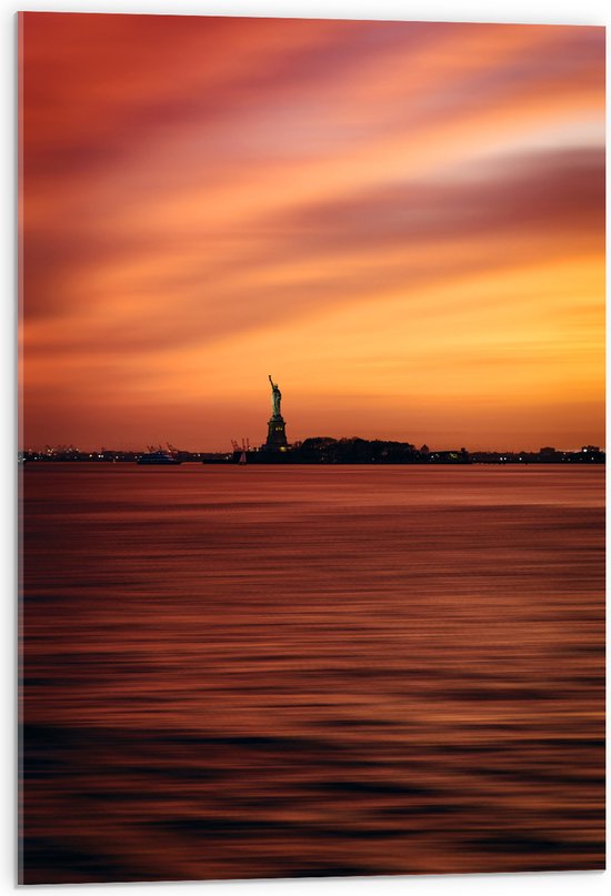 WallClassics - Acrylglas - Vrijheidsbeeld in New York van Ver met Zonsondergang - 50x75 cm Foto op Acrylglas (Met Ophangsysteem)