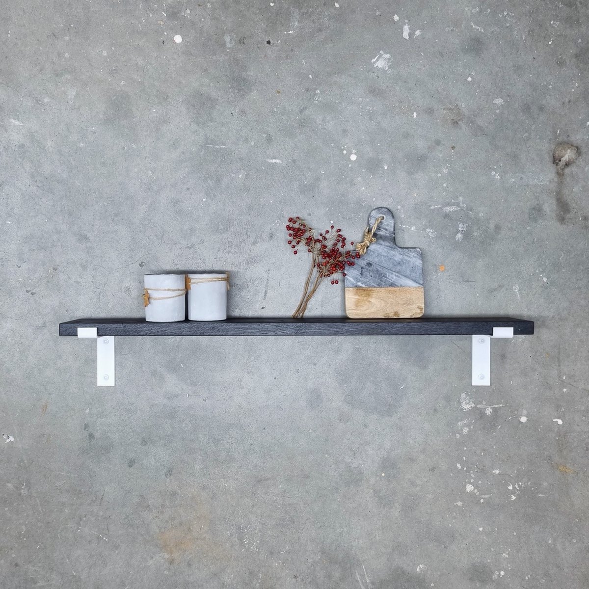 GoudmetHout Wandplank Industrieel - 140 x 15 cm Muurplank - Zwart Eiken Hout - Decoratie Wandrek & Boekenrek - Hangplank Keuken - Wall Shelf + 2 Mat Witte Plankdragers van Staal Zwart - Mat wit - 15 cm