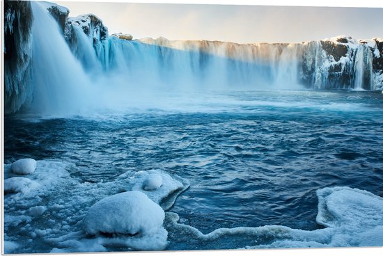 WallClassics - PVC Schuimplaat - Goðafoss Watervallen in IJsland - 90x60 cm Foto op PVC Schuimplaat (Met Ophangsysteem)