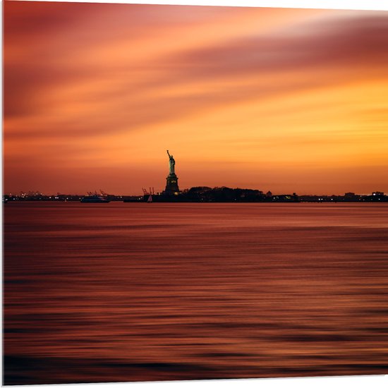 WallClassics - Acrylglas - Vrijheidsbeeld in New York van Ver met Zonsondergang - 80x80 cm Foto op Acrylglas (Met Ophangsysteem)