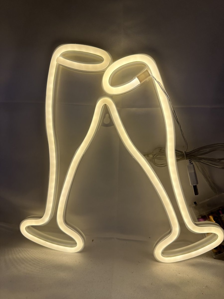 LED Glazen met neonlicht - geel neon licht - Op batterijen en USB - hoogte 28 x 1.5 x 28.5 cm - Wandlamp - Sfeerlamp - Decoratieve verlichting - Woonaccessoires