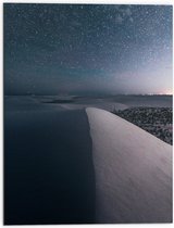 WallClassics - Dibond - Heldere Sterrenhemel boven Sneeuwbergen - 60x80 cm Foto op Aluminium (Met Ophangsysteem)