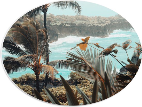 WallClassics - PVC Schuimplaat Ovaal - Hoge Palmbomen met Planten aan de Rand van het Water - 40x30 cm Foto op Ovaal (Met Ophangsysteem)