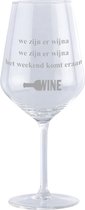 Wijnglas - wijnglas met tekst - we zijn er wijna het weekend komt er aan