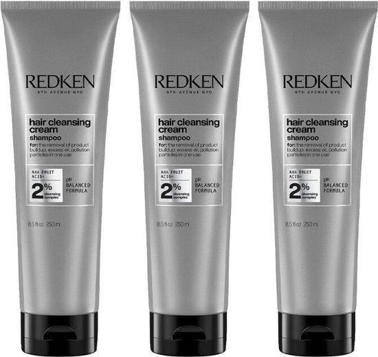 Trois tubes argentés de 250 ml de shampooing Redken Hair Cleansing Cream, placés côte à côte.