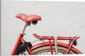 WallClassics - Dibond - Rood Zadel op Rode Fiets - 90x60 cm Foto op Aluminium (Wanddecoratie van metaal)