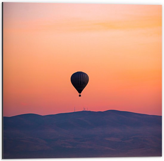 Dibond - Heteluchtballon boven Berg tijdens Zonsondergang in Turkije - 50x50 cm Foto op Aluminium (Met Ophangsysteem)