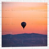Muursticker - Heteluchtballon boven Berg tijdens Zonsondergang in Turkije - 50x50 cm Foto op Muursticker