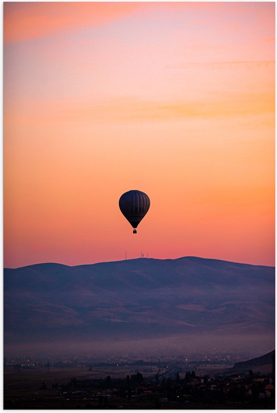 Poster Glanzend – Heteluchtballon boven Berg tijdens Zonsondergang in Turkije - 60x90 cm Foto op Posterpapier met Glanzende Afwerking