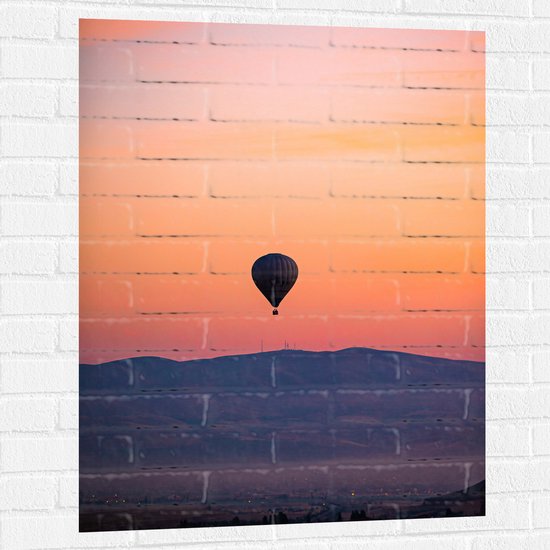 Muursticker - Heteluchtballon boven Berg tijdens Zonsondergang in Turkije - 75x100 cm Foto op Muursticker