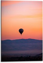 Dibond - Heteluchtballon boven Berg tijdens Zonsondergang in Turkije - 40x60 cm Foto op Aluminium (Wanddecoratie van metaal)