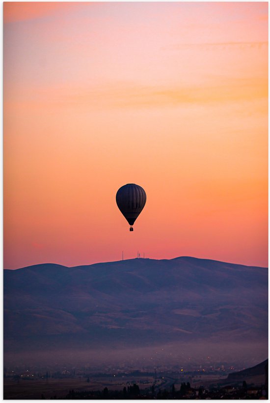 Poster Glanzend – Heteluchtballon boven Berg tijdens Zonsondergang in Turkije - 50x75 cm Foto op Posterpapier met Glanzende Afwerking