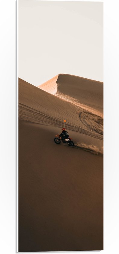 WallClassics - PVC Schuimplaat - Oranje Motorrijder op Zandheuvel in de Woestijn - 20x60 cm Foto op PVC Schuimplaat (Met Ophangsysteem)