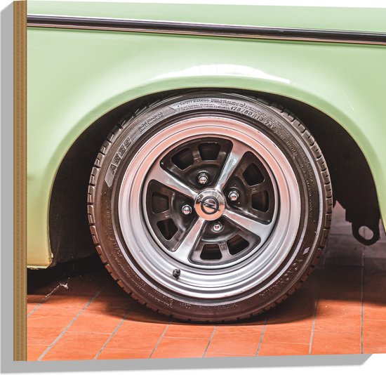 WallClassics - Hout - Wiel van Pastelgroene Auto - 50x50 cm - 9 mm dik - Foto op Hout (Met Ophangsysteem)