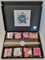 Geboorte Box - Roze met originele geboortekaart 'Groeten Uit...' met persoonlijke (video)boodschap | 8 soorten heerlijke geboorte snoepjes en een liefdevol geboortekado