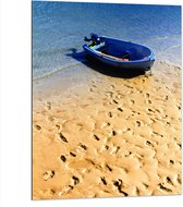WallClassics - Dibond - Voetstappen in het Zand bij Blauwe Boot aan het Water - 75x100 cm Foto op Aluminium (Wanddecoratie van metaal)