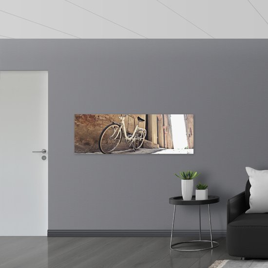 WallClassics - Drapeau - Vélo Witte garé dans une ruelle - 150x50 cm Photo sur drapeau en polyester