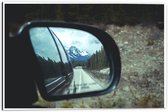 WallClassics - Dibond - Uitzicht op Besneeuwde Bergen in Autospiegel - 60x40 cm Foto op Aluminium (Met Ophangsysteem)