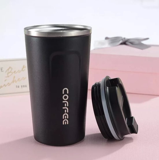 Zwarte RVS koffiebeker met witte opdruk "COFFEE" en zilverkleurige rand. Deksel ligt ernaast.