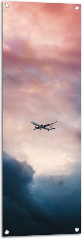 WallClassics - Tuinposter – Vliegtuig tussen Donkere Onweerswolken - 40x120 cm Foto op Tuinposter (wanddecoratie voor buiten en binnen)