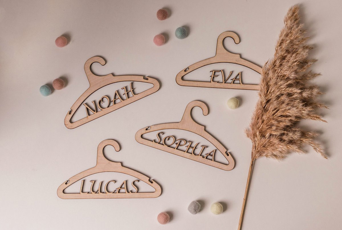 Houten Kraamcadeau met Naam Klerenhanger - Babyshower Set – Gepersonaliseere Baby Geschenk Set - Jongen - Meisje - Houten Baby Klerenhanger - GEPERSONALISEERD voor JONGEN - MEISJE - UITGESNEDEN NAAM WoodyDoody