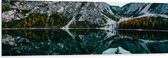 Dibond - Weerspiegelend Water bij de Mooie Bergen - 150x50 cm Foto op Aluminium (Wanddecoratie van metaal)
