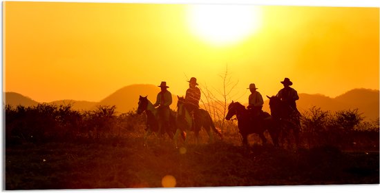 Acrylglas - Groepje Cowboys op Paarden Rijdend door Landschap bij de Ondergaande Zon - 100x50 cm Foto op Acrylglas (Wanddecoratie op Acrylaat)