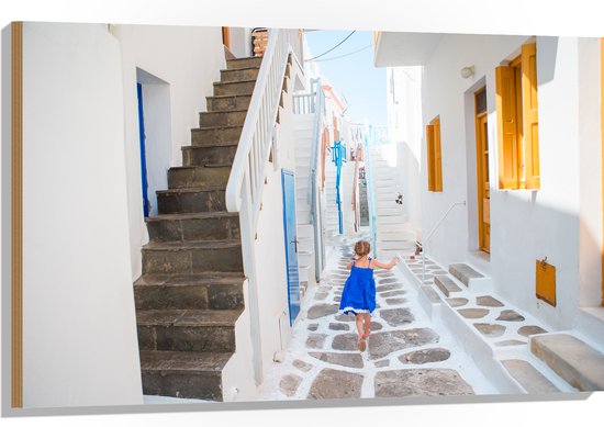 Hout - Meisje in Blauwe Jurk door de Straten van Santorini, Griekenland - 105x70 cm - 9 mm dik - Foto op Hout (Met Ophangsysteem)