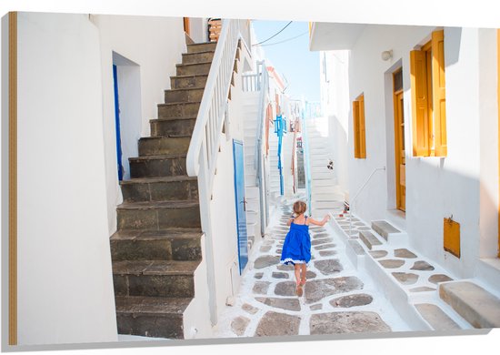 Hout - Meisje in Blauwe Jurk door de Straten van Santorini, Griekenland - 120x80 cm - 9 mm dik - Foto op Hout (Met Ophangsysteem)