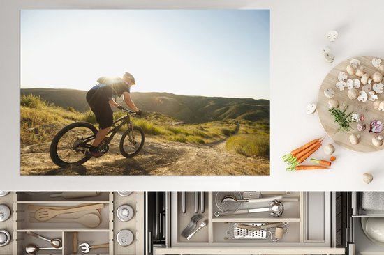 KitchenYeah® Inductie beschermer 77x51 cm - Met de mountainbike over de onverharde weg - Kookplaataccessoires - Afdekplaat voor kookplaat - Inductiebeschermer - Inductiemat - Inductieplaat mat