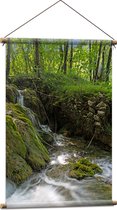 Textielposter - Kleine Watervallen Stromend in Riviertje in het Bos - 60x90 cm Foto op Textiel
