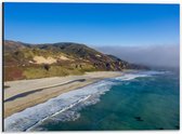 Dibond - Oceaan Aanstromend bij Strand aan Rand van de Berg - 40x30 cm Foto op Aluminium (Wanddecoratie van metaal)