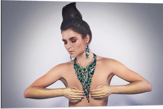 Dibond - Naakte Vrouw met Groene Opvallende Sieraden en Handen voor Borsten - 90x60 cm Foto op Aluminium (Wanddecoratie van metaal)