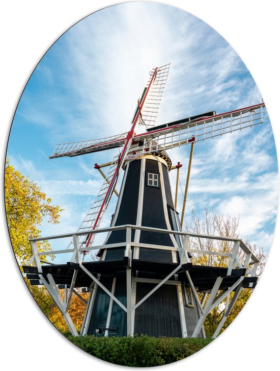 Dibond Ovaal - Oude Zwarte Houten Windmolen onder Sluierbewolking - 81x108 cm Foto op Ovaal (Met Ophangsysteem)