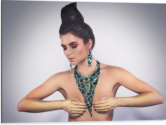 Dibond - Naakte Vrouw met Groene Opvallende Sieraden en Handen voor Borsten - 80x60 cm Foto op Aluminium (Met Ophangsysteem)