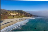 Dibond - Oceaan Aanstromend bij Strand aan Rand van de Berg - 90x60 cm Foto op Aluminium (Wanddecoratie van metaal)