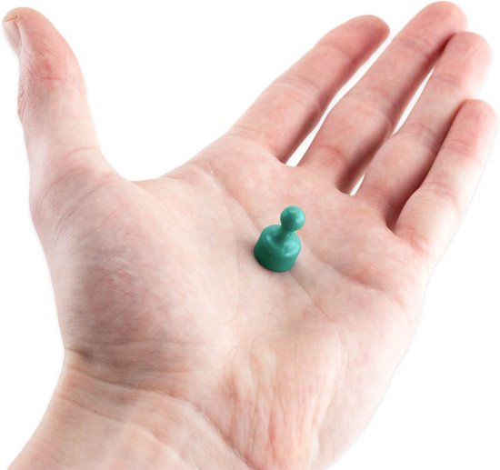 Groene pionvormige magneet in de palm van een hand.